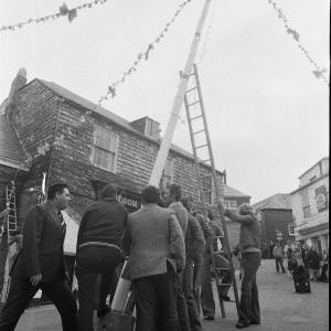 Maypole going up