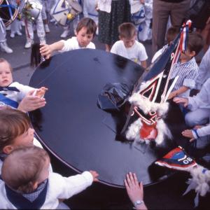 Blue Ribbon Oss Clucky with kids