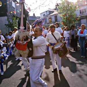 Blue Ribbon Oss head being carried