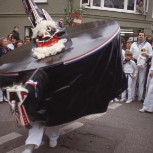Blue Ribbon oss dancing on road