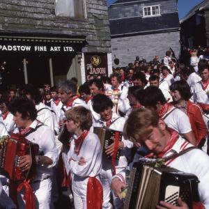 Old Oss procession walking through town