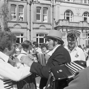 Old Oss party and Master of Ceremonies outside The Metropole