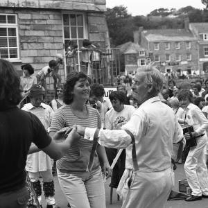 People dancing 3