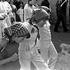 Children walking behind Oss 