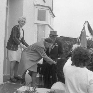 Old Oss meeting women on their doorstep