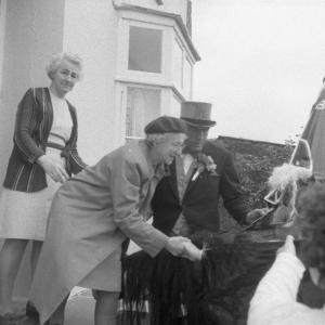 Old Oss meeting women on their doorstep