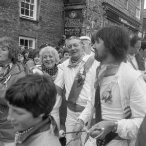 drummers under maypole