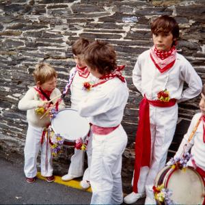 Old Oss children standing against wall