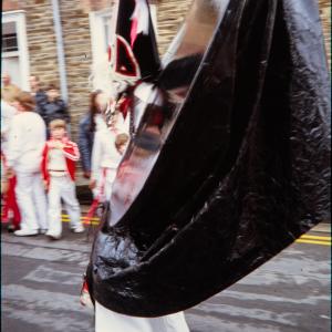 Old Oss walking along road 