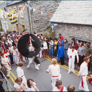 Old Oss, Teaser and spectators outside Marble Arch