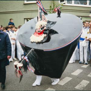 Blue Ribbon oss dancing on road