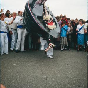 Blue Ribbon oss dancing into back crowd