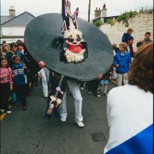Blue Ribbon oss followed by crowd