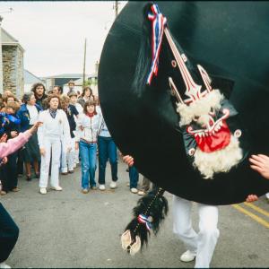 Blue Ribbon oss dancing on road