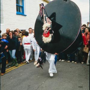 Blue Ribbon oss dancing on road