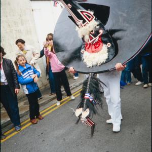 Blue Ribbon oss dancing on road