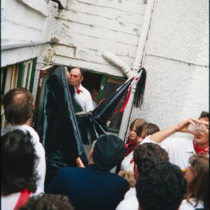 Old Oss and crowd in small alleyway