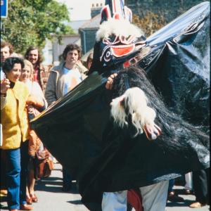 Old Oss dancing in road