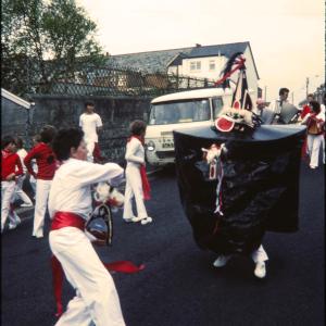 Children's Oss, Old Oss being teased in road