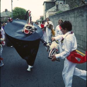 Children's Oss, Old Oss being teased in road