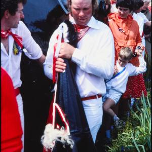 Man holding Old Oss hat