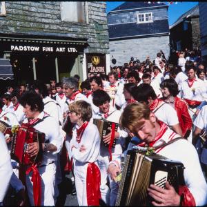 Old Oss procession walking through town