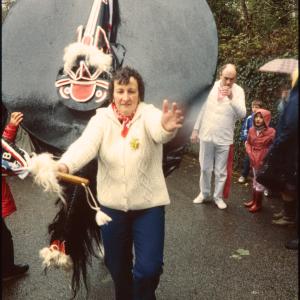 Woman teasing old oss in rain