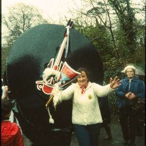 Woman teasing old oss in rain