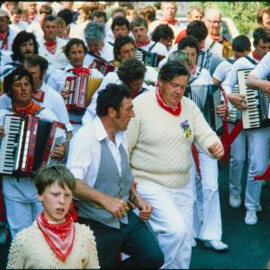 Men from Old Oss dancing to accordion players' music