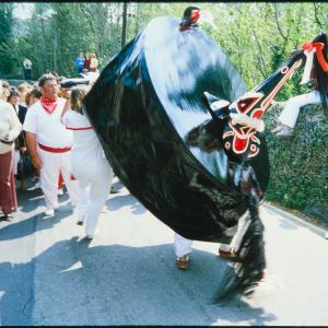 Old Oss dancing in road