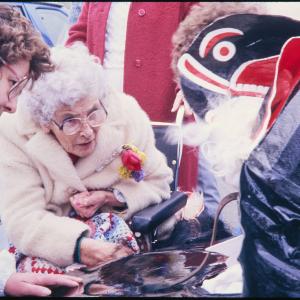 Old Oss greeting woman in wheelchair