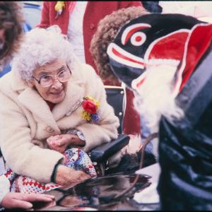 Old Oss greeting woman in wheelchair