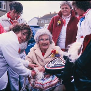Old Oss greeting woman in wheelchair