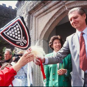 Peter and Elisabeth Prideaux-Brune greeting Old Oss