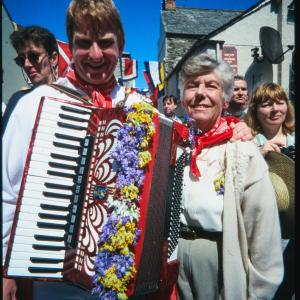 Man from Old Oss with accordion, with his arm around woman