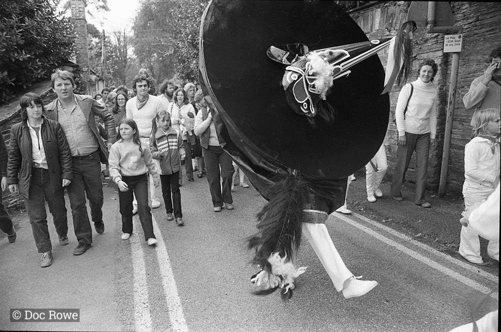 Old Oss and people walking