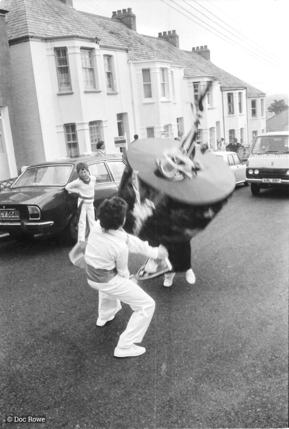 children teasing old oss