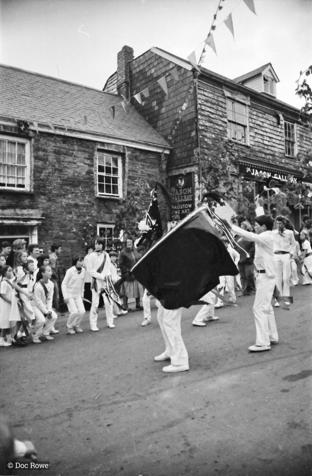 children's oss under maypole