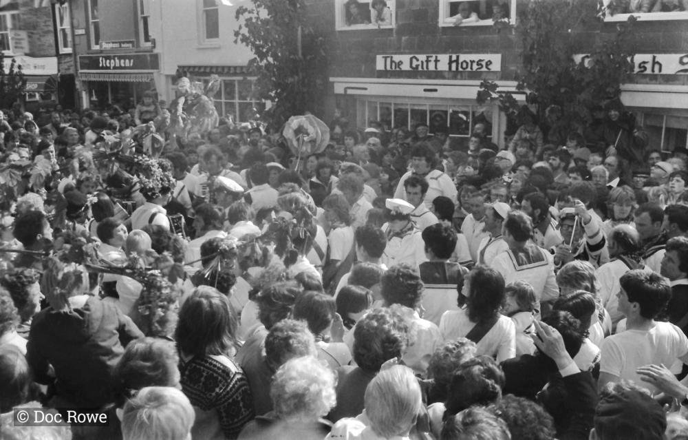 10 o'clock outside institute