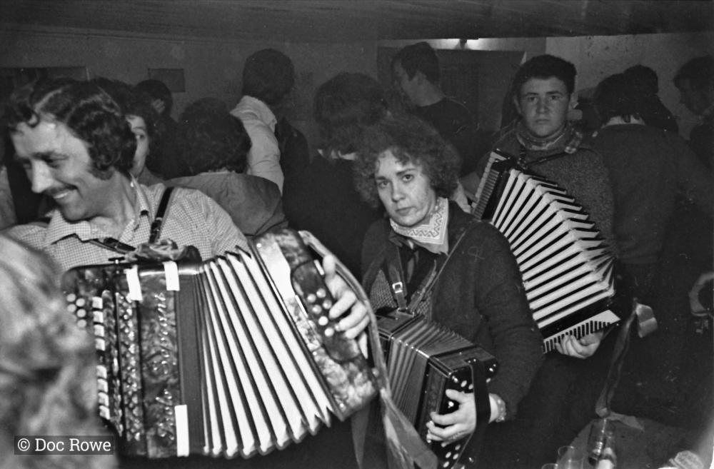 accordion players in pub