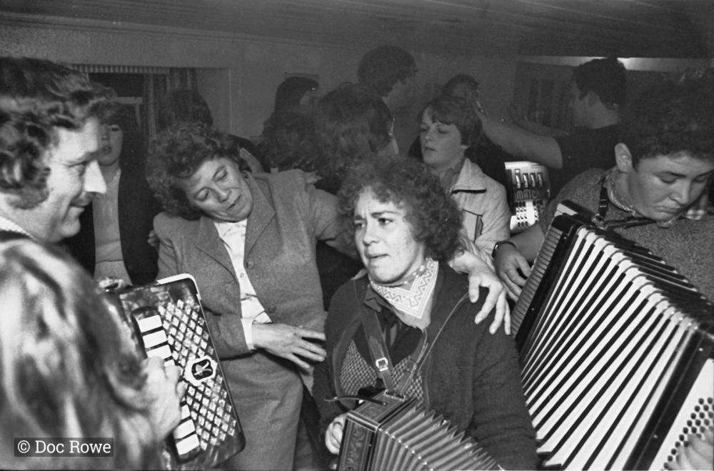 accordion players in pub