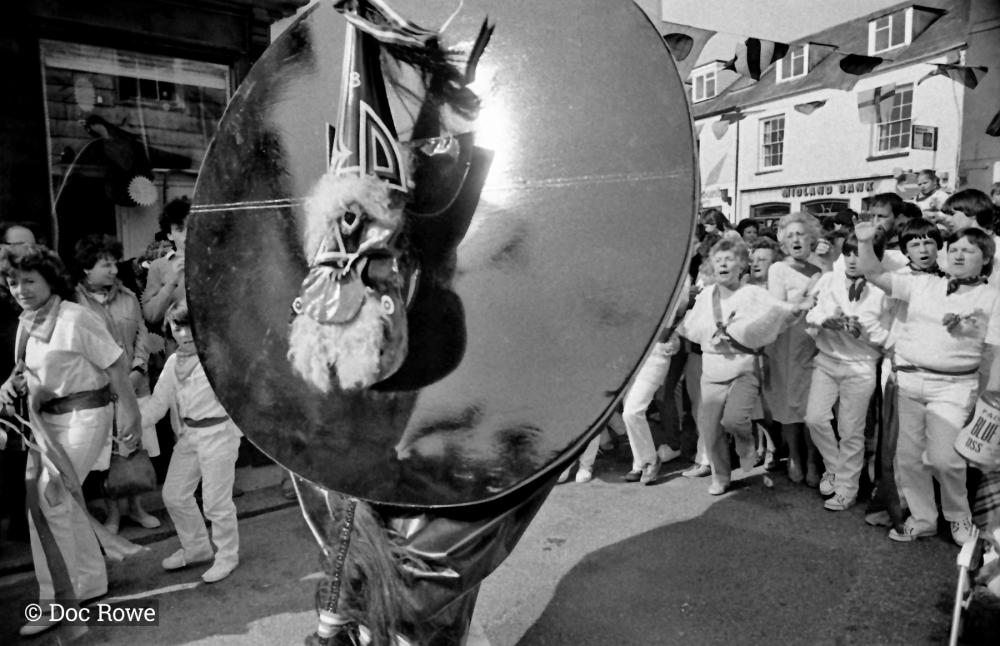 blue ribbon being teased at 10am