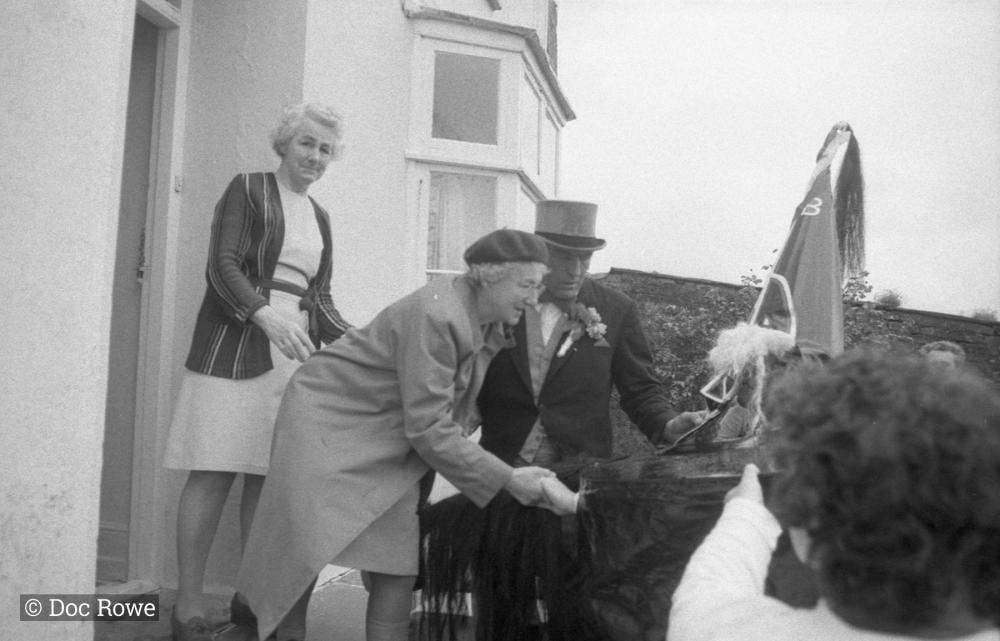 Old Oss meeting women on their doorstep