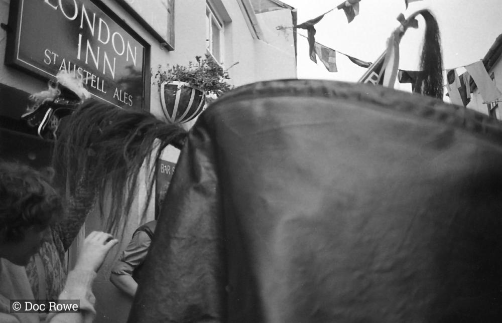 Old Oss' snappers biting London Inn entrance sign