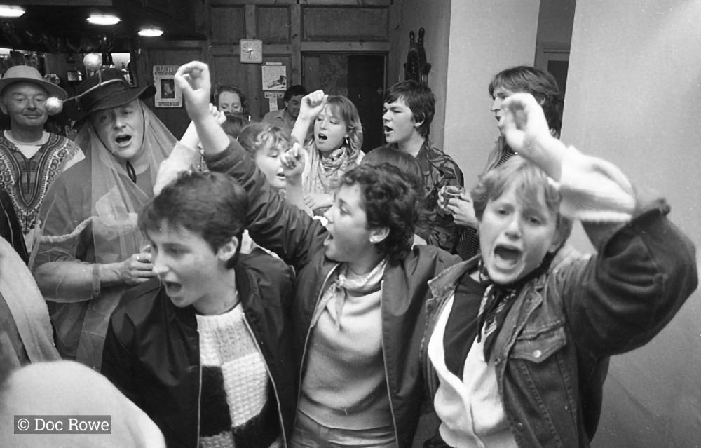 People singing in the pub