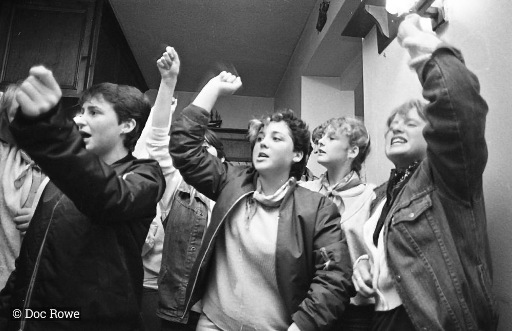 People singing in the pub