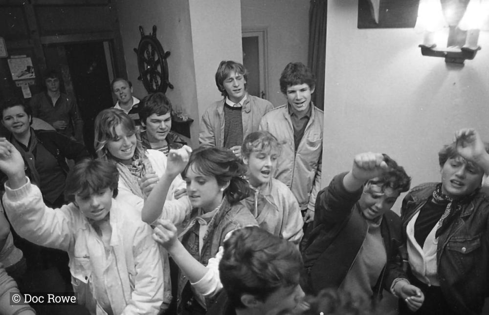 People singing in the pub