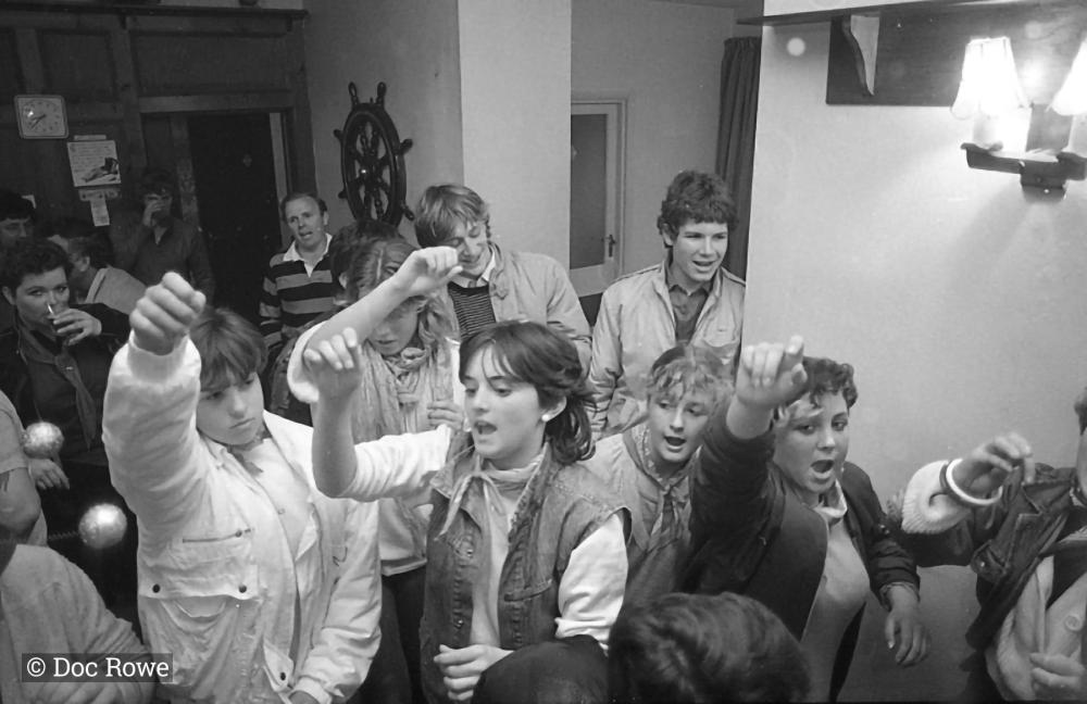 People singing in the pub