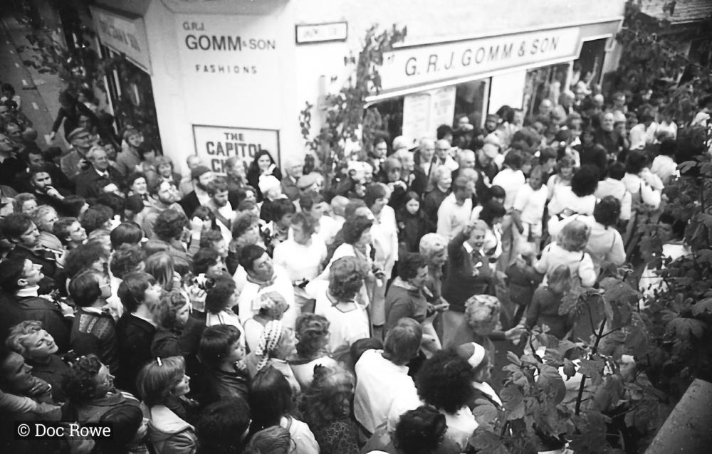 11 O'Clock at golden lion