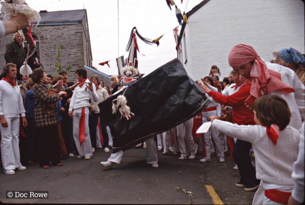Old Oss dancing
